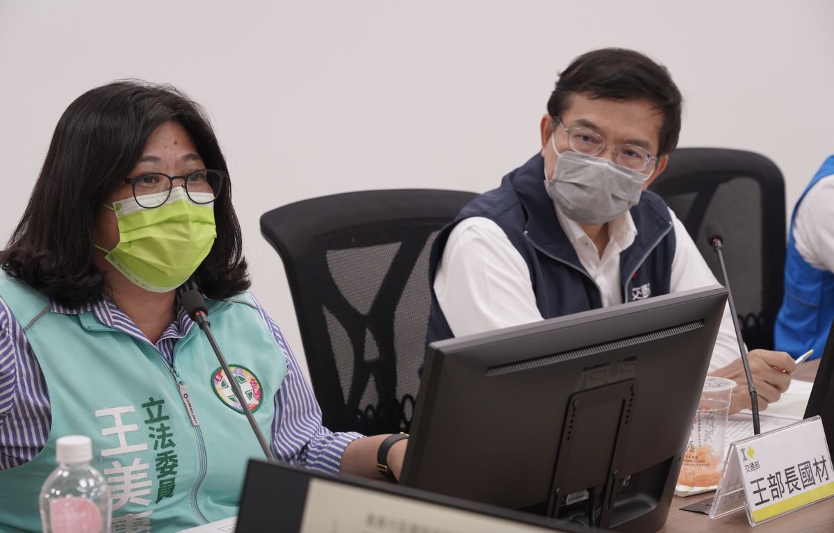 ▲對於嘉義市要道增設槽化線惹民怨，王美惠日前邀集交通部及營建署進行了解。（圖／王美惠辦公室提供）
