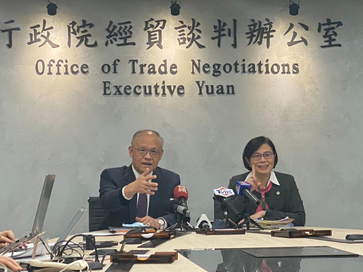 ▲台美21世紀貿易倡議今日順利落幕，行政院政委鄧振中與經貿辦副總楊珍召開記者會說明。（圖／記者陳威叡攝，2023.01.17）