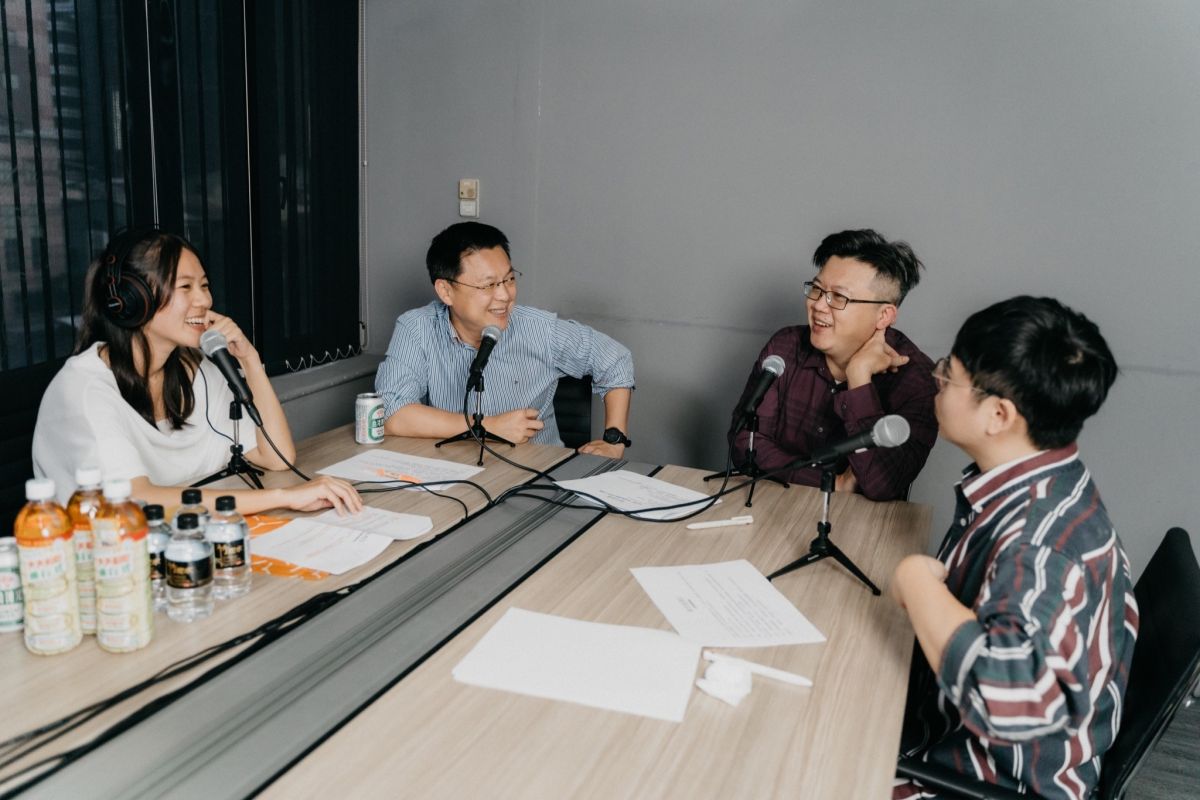 ▲趙天麟以過去主持過電台節目經驗，與單口喜劇演員黃逸豪跨界合作，以及高雄在地喜劇品牌「高雄開港」的共同創辦人林致宇，以不同於以往正經幹練的立委形象與來賓暢談。（圖/趙天麟辦公室提供） 