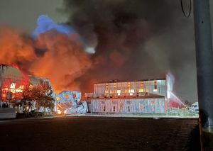 ▲17日晚間，彰化伸港鄉1間鐵皮屋加蓋工廠傳出火警。（圖／翻攝自記者爆料網）