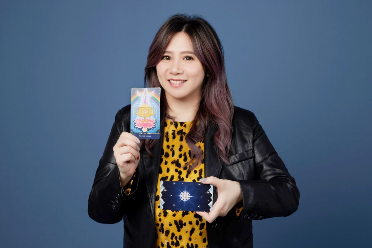 ▲塔羅占卜師小海布魯克表示，2023年火象星座開運小撇步部分，可以選擇太陽圖騰設計的服裝或飾品作為幸運物，為事業帶來如日中天的好運勢。（圖／小海布魯克提供）