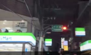 ▲有網友一月到該地朝聖,發現左邊原本裝潢的全家真的開幕,形成「網內互打」的尷尬情況。(圖/google map) ▲有網友一月到該地朝聖,發現左邊原本裝潢的全家真的開幕,形成「網內互打」的尷尬情況。(圖/google map)