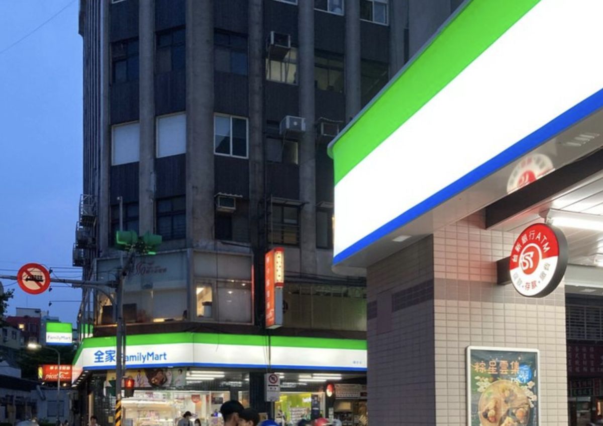 ▲近日不少網友撞見路上有「全家」隔壁又開「全家」的特殊情況，在網路上掀起討論。（圖/路上觀察學院）