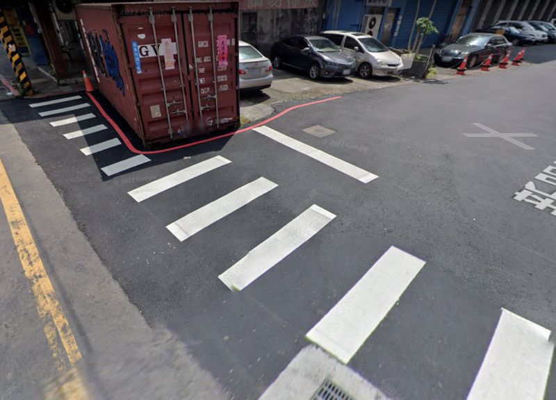 ▲台北市內湖區出現引發爭議的街景，有一個貨櫃在就擺路口，行人使用的斑馬線被吃掉一半。（圖／GoogleMaps）