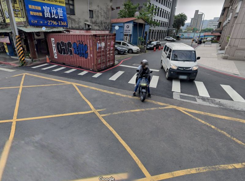 ▲貨櫃斑馬線對街視角。（圖／GoogleMaps）