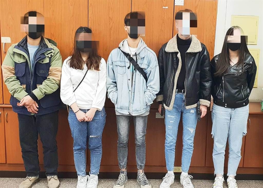 ▲19歲楊姓男子（圖中），昨（17）日與友人搭車同遊台南，因尿急對外大喊救命，結果民眾報警，警方將車攔下才知虛驚一場，將其依違反社會秩序維護法送辦。（圖／翻攝畫面）