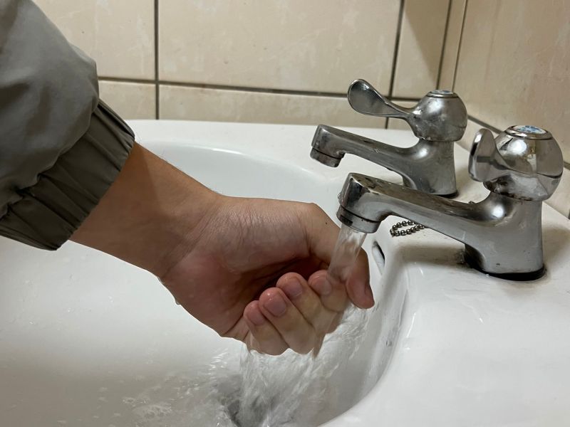 ▲諾羅病毒無法用酒精完全消滅，黃軒醫師提醒，民眾在吃飯前、如廁後應用肥皂確實洗手，才是避免病毒侵襲的最佳方式。（圖／記者張志浩攝）