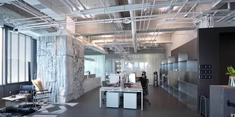 ▲Joeman的新辦公室採光良好，室內通透明亮。（圖／Youtube： Joeman）