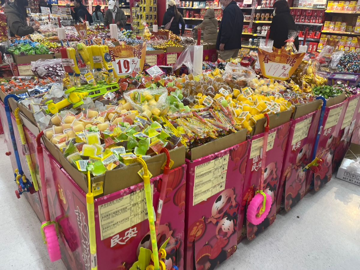 ▲春節應景零食熱量高，在攝取時要控制量，或者是改選擇低卡的品項。（圖／記者鍾怡婷攝）