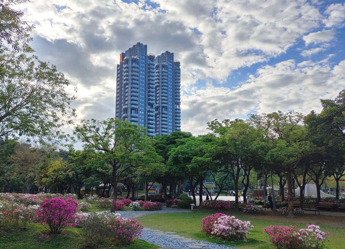 ▲據實價揭露，僑外資法人「億錩投資」以貸款方式於去年9月一口氣買下信義聯勤9樓兩戶，不過《平均地權條例》上路後對於高價豪宅的買氣仍會有明顯影響。（圖／台灣房屋集團趨勢中心提供）