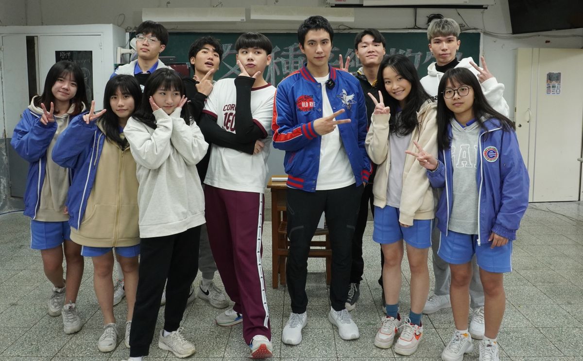 ▲三民高中邀請潘君侖、各種同學，與學生一同拍攝短片。（圖／品牌提供）