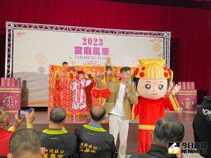 臺中媽祖國際觀光文化節 大年初五起跑好戲連場 ▲臺中媽祖國際觀光文化節將於大年初五起跑,寶島神很大主持人香蕉王俊傑與Q 版媽祖現身代言,並分送喜糖祝福大家兔年會更好。(圖/記者金武鳳攝,2023.1.18)