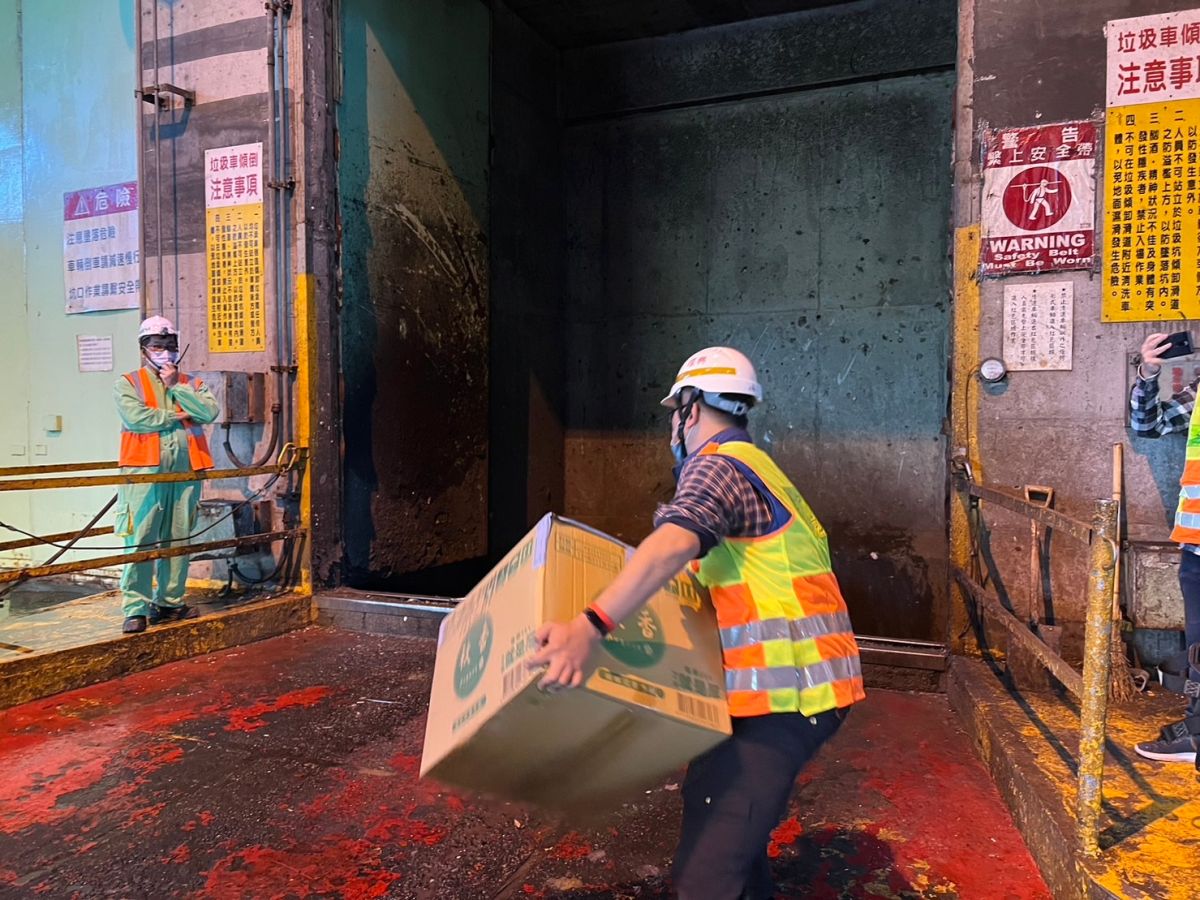 ▲中市刑大將去年查獲的上百公斤毒品，辦理運至焚化爐銷燬（圖/記者鄧力軍翻攝）