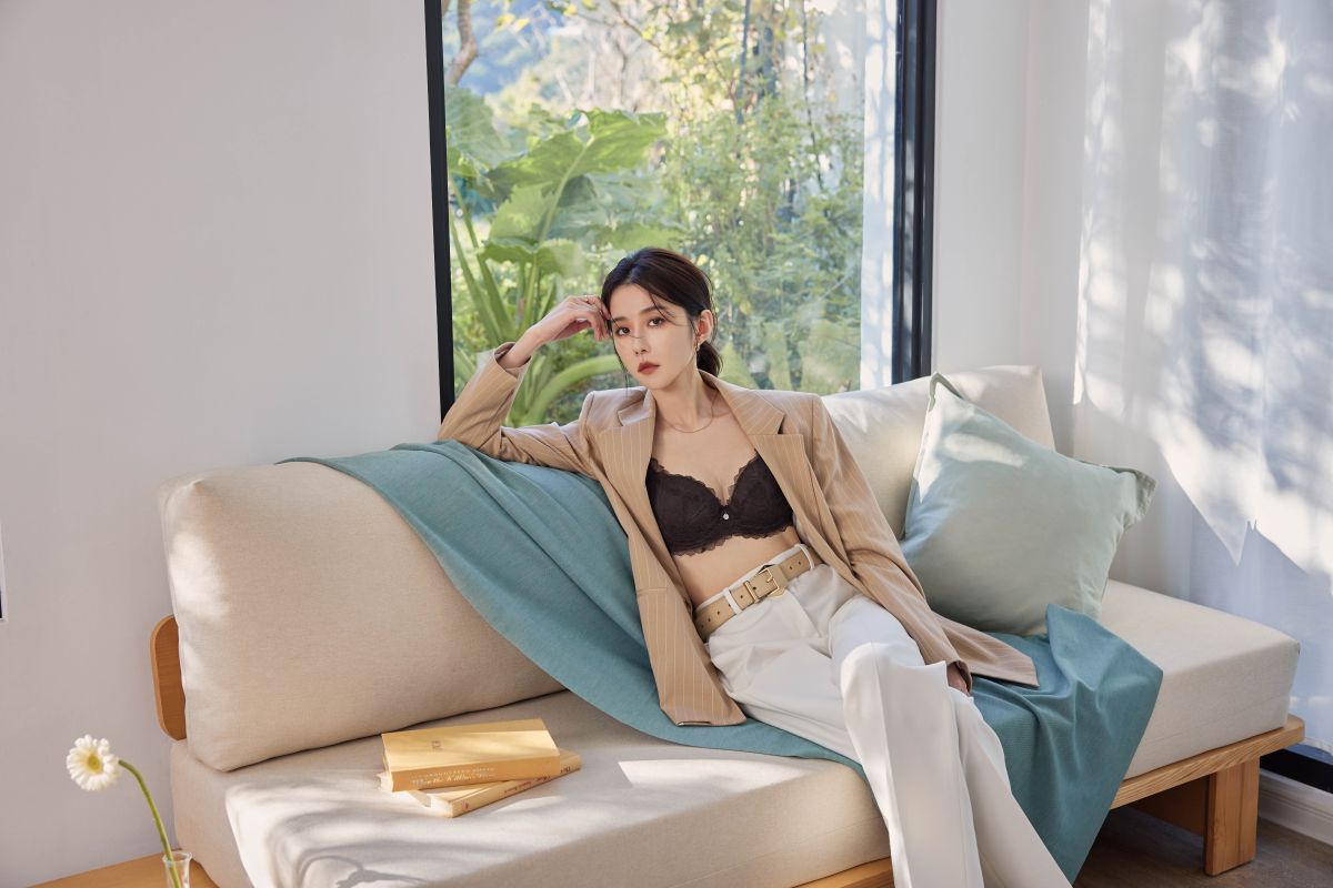 ▲邵雨薇西裝外套裡面上衣失蹤，直接秀出內在美。（圖／曼黛瑪璉）