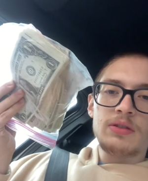 ▲瓦格斯返回麥當勞，將現金還給店員。（圖／TiKTok：dookiedoeboy）
