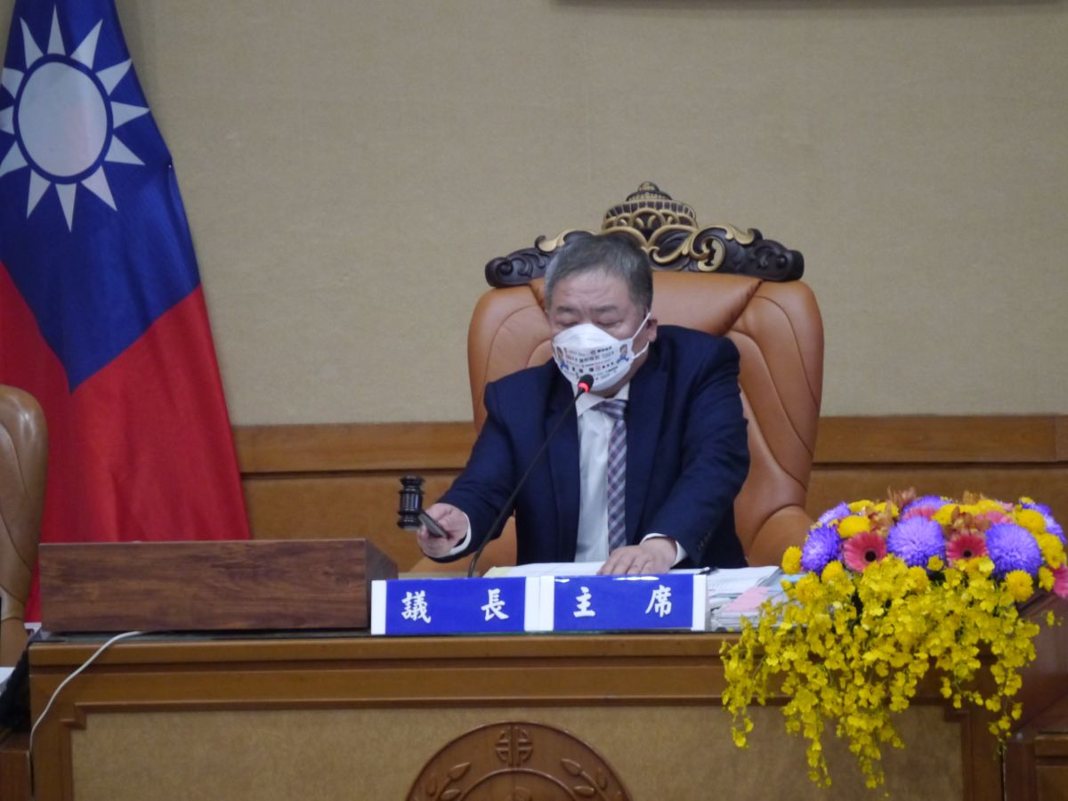 ▲新北市議長蔣根煌敲下議事槌，通過112年度總預算三讀案。（圖 ／記者吳嘉億攝，2023.01.18）