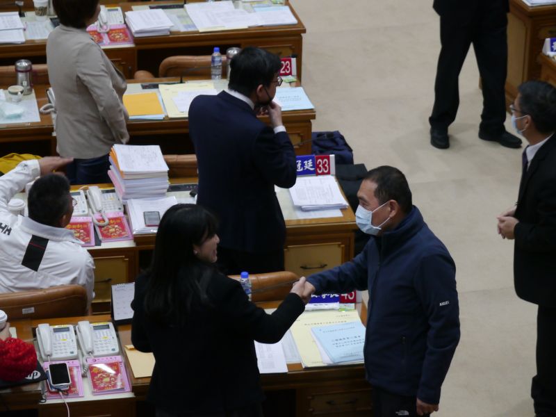 ▲新北市議會通過112年度總預算三讀案，侯友宜取消原定行程趕至議會向議員致意。（圖 ／記者吳嘉億攝，2023.01.18）