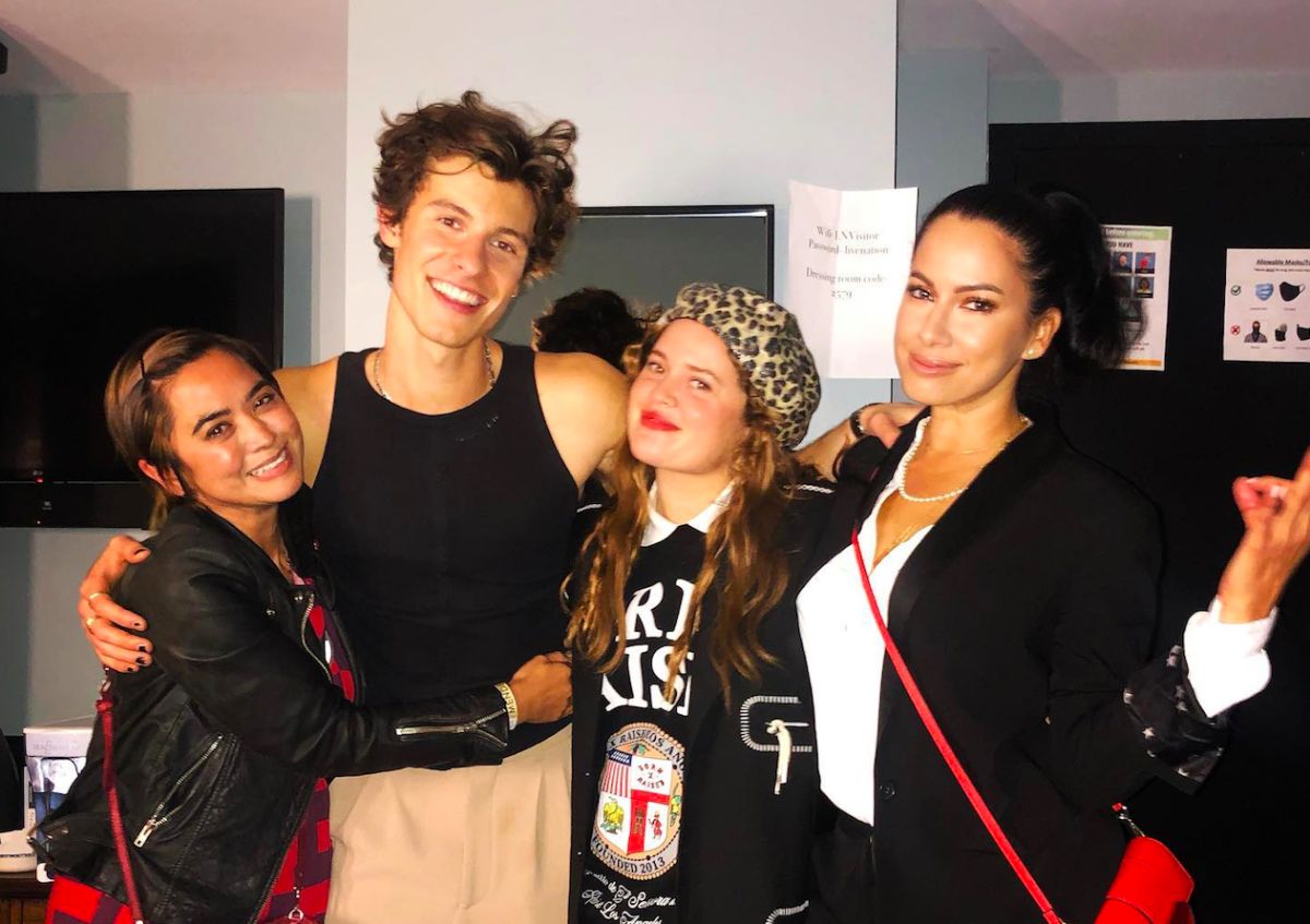 ▲尚恩曼德斯（左二）被爆新戀情，女友是50歲的Jocelyne Miranda（右一）。（圖／翻攝Jocelyne Miranda IG）