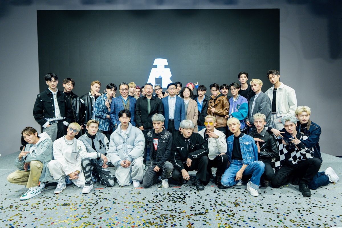 ▲橘子集團18日宣布攜手文策院、詹仁雄，共同投資全方位娛樂公司「踢帕娛樂」。中排左五起橘子集團董事長劉柏園、踢帕娛樂董事長詹仁雄、文化內容策進院副院長盧俊偉、文化部影視及流行音樂產業局局長徐宜君。（圖／橘子集團提供）