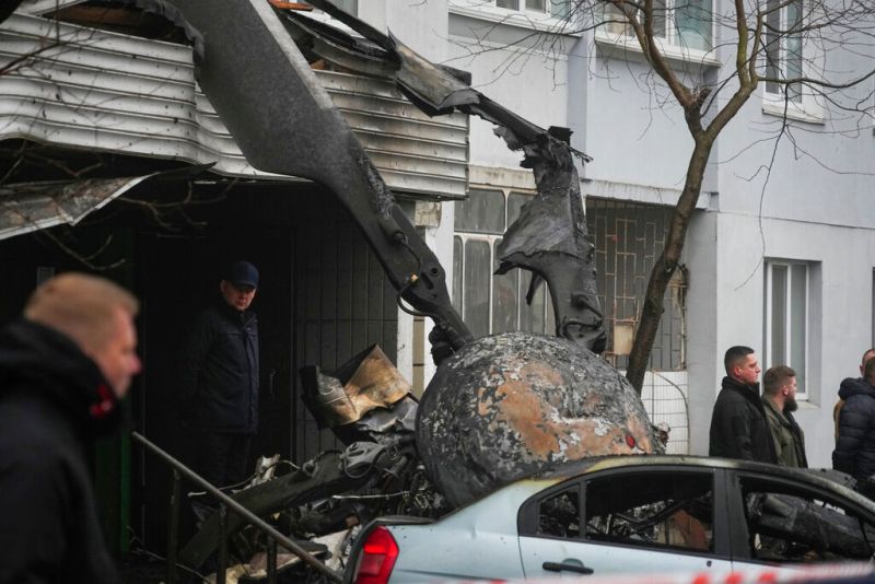 ▲烏克蘭一輛載有內政部官員的直升機在基輔近郊的托兒所墜毀，烏克蘭總統澤倫斯基稍早表達哀悼。（圖／美聯社／達志影像）