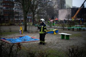 ▲烏克蘭一輛載有內政部官員的直升機在基輔近郊的托兒所墜毀，烏克蘭總統澤倫斯基稍早表達哀悼。（圖／美聯社／達志影像）