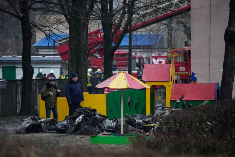 ▲烏克蘭一輛載有內政部官員的直升機在基輔近郊的托兒所墜毀，有半數罹難者是家屬和兒童。（圖／美聯社／達志影像）