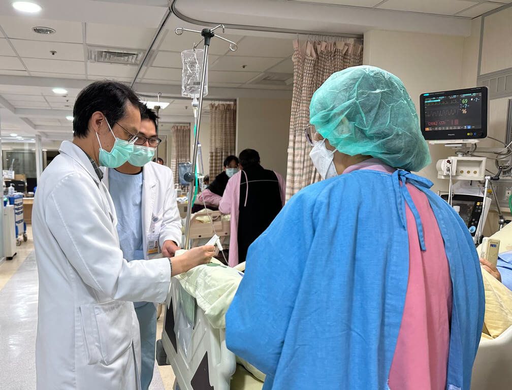 ▲苗栗一名老翁天冷在家使用電暖器卻未保持通風，導致室內缺氧，加上本身肺功能不佳，造成體內二氧化碳蓄積、酸中毒，緊急送醫插管治療後撿回一命。醫師18日提醒，電暖器使用期間應注意通風，以及避開潮濕及易燃物等安全問題。（衛福部苗栗醫院提供）中央社記者管瑞平傳真 112年1月18日