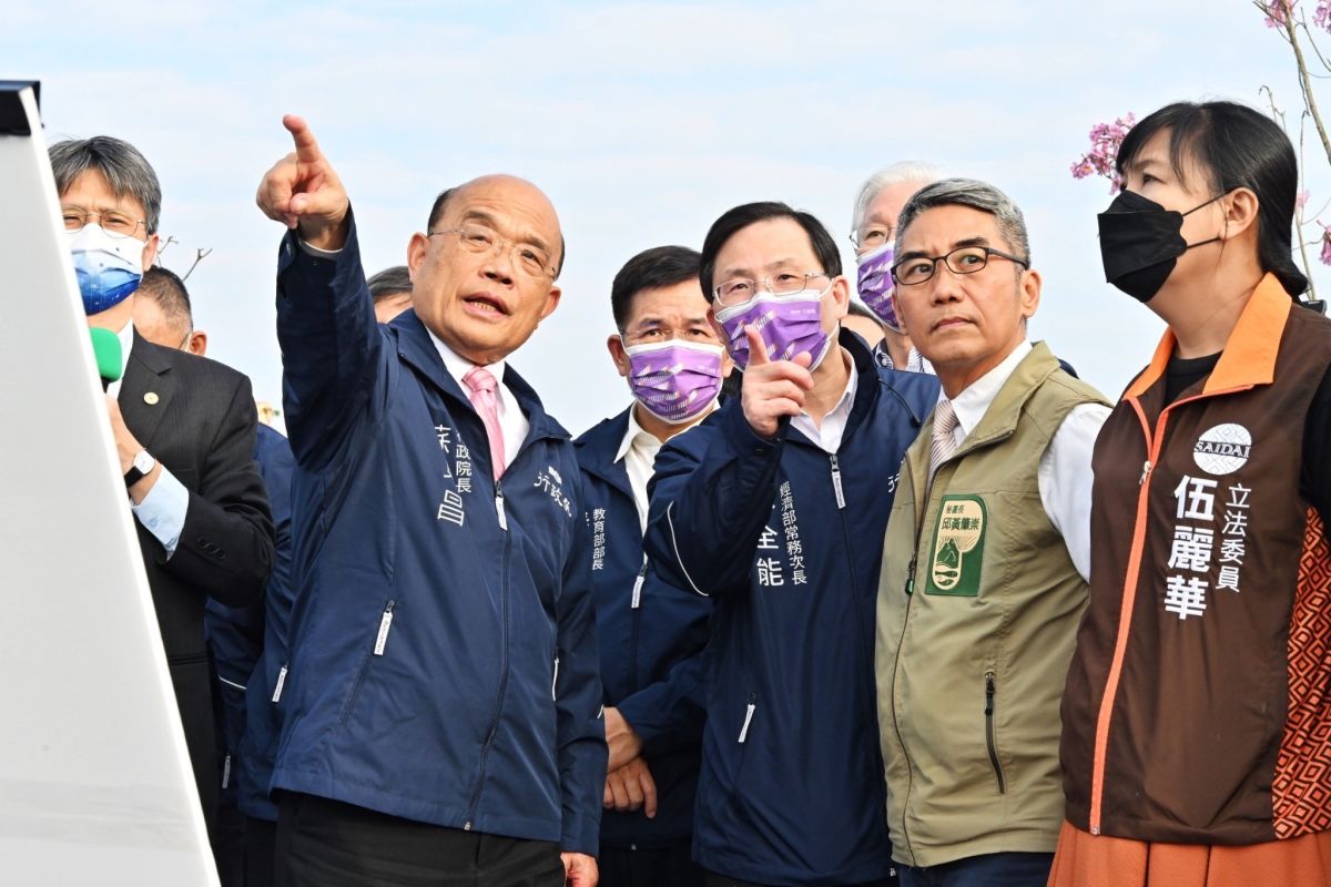 ▲行政院長蘇貞昌是否交棒閣揆職務受到關注，其今日回到屏東視察屏東高鐵特定區及科學園區。（圖／行政院提供）