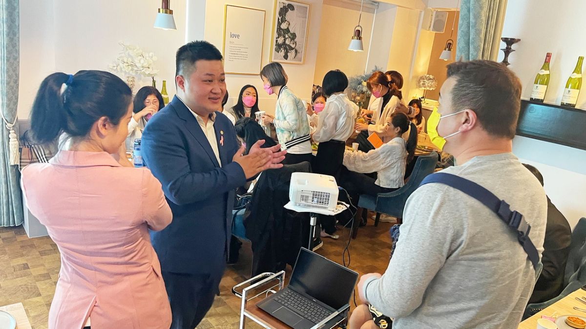 ▲台灣乳房身心關懷協會總幹事李國郡（左二）與美容業者交流。（圖／量粒生化科技公司提供）