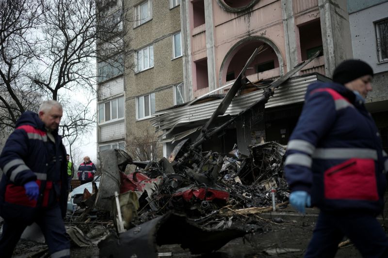 ▲烏克蘭一架直升機墜毀，造成內政部長等高官與3名孩童共10多人死亡。墜機地點附近托兒所的牆面被燒得焦黑，目擊者表示，當時低空中有個紅色的東西，徑直朝托兒所衝去。（圖／美聯社／達志影像）