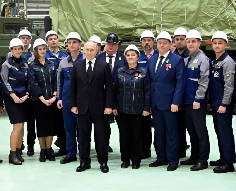 ▲俄羅斯總統蒲亭18日前往聖彼得堡，參觀一家國防軍工廠。（圖／美聯社／達志影像）