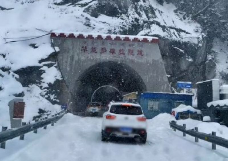 ▲西藏林芝市一處隧道，17日晚間傳出雪崩意外，有失蹤者家屬表示，至今仍聯繫不上親人，非常擔心。（圖／翻攝自微博）