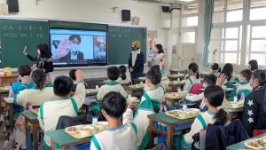 美乃濱學園的保立貴博營養教師 ▲美乃濱學園的營養師保立貴博,介紹茨城縣特產地瓜。(圖/鹿東國小提供)