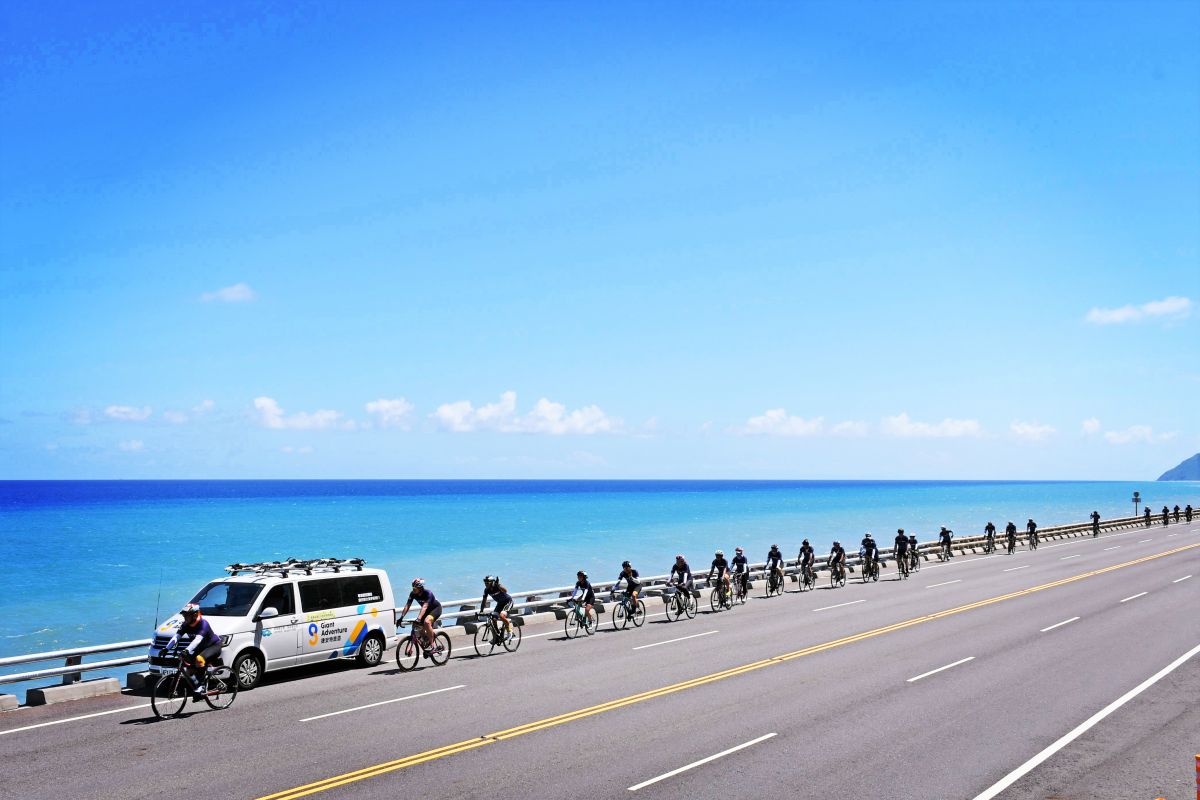 ▲單車環島也能靠旅行社幫忙，只帶隨身行李就出發？竟然一路上有吃有喝，累了有人照顧、裝備壞了有人維修，還放音樂、切水果、幫拍紀錄照片影片，「原來環島也可以這麼輕鬆」。（圖／捷安特旅行社提供）
