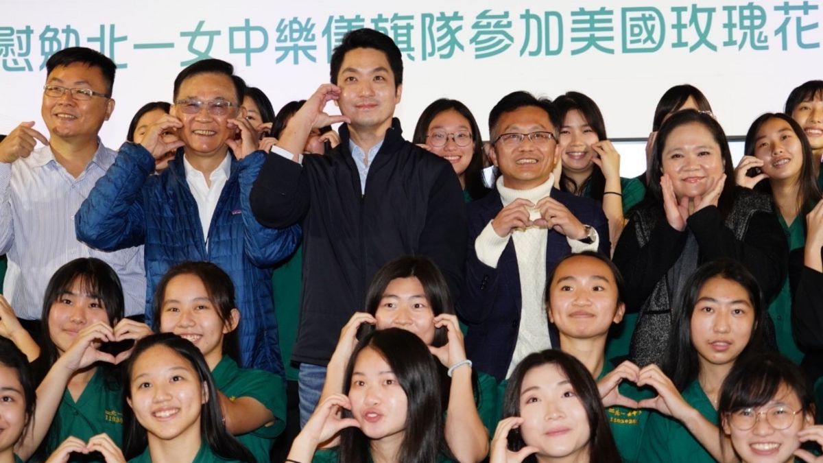 ▲台北市長蔣萬安19日上午前往北一女中，慰勞從美國花車遊行返台的樂儀隊，並致贈10萬元獎勵金。（圖／台北市政府提供）