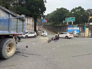 桃園砂石車疑闖紅燈！撞上綠燈通行機車　騎士遭輾過不治
