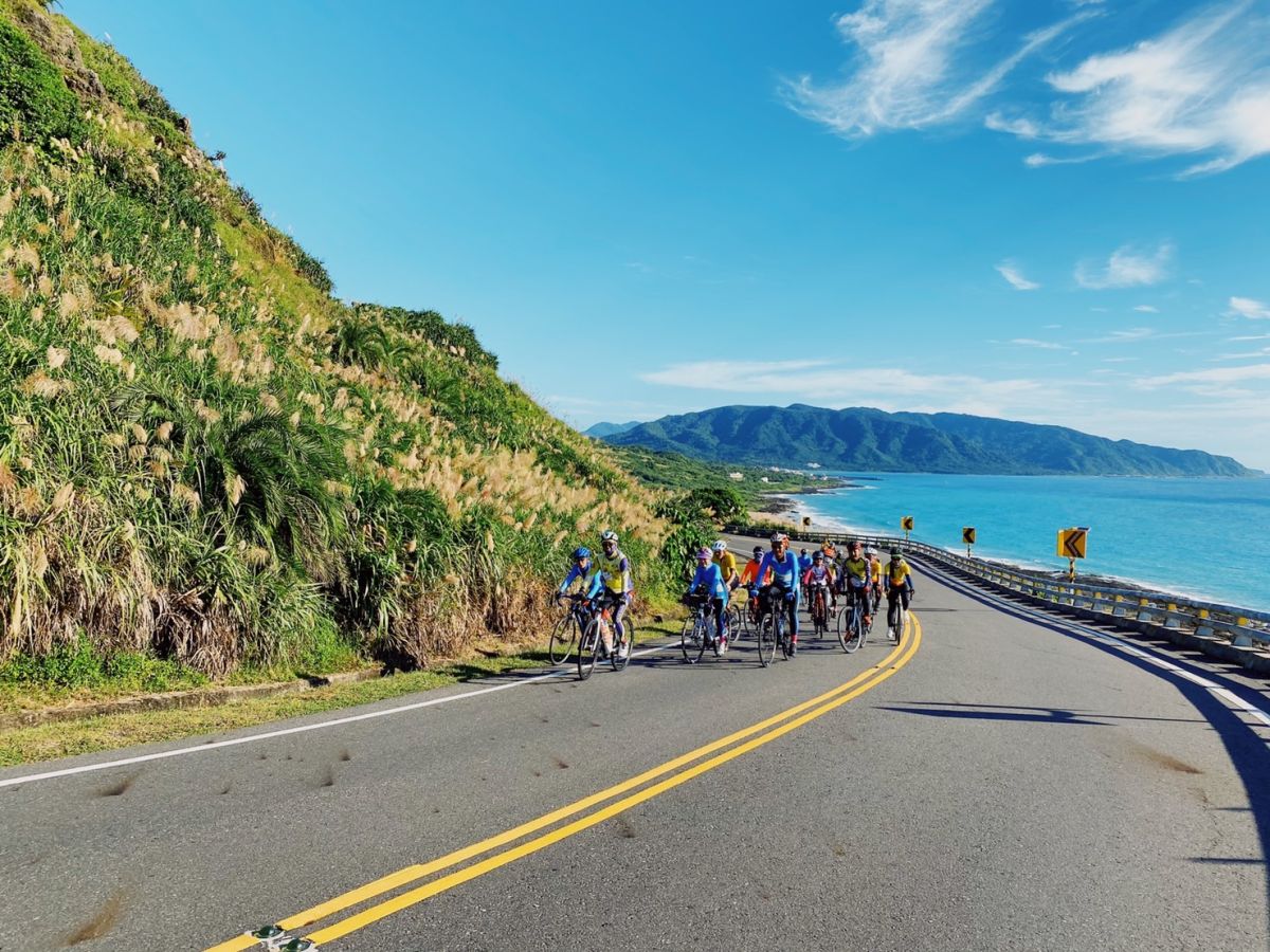 ▲近年炙手可熱的E-Bike電動輔助自行車（電輔車），大大推動單車環島的親近度，捷安特旅行社經理徐正楷（阿楷）推薦藉由借力使力，「不少人一騎就回不去」，降低對於體能的恐懼、自在挺進山林，連具挑戰難度的武嶺，騎山路都不怕沒體力。「中華民國自行車騎士協會」專案經理李健平則說，簡而言之，電輔車「算是一個需要成本的捷徑」，尤其對於年紀較大、易有體力或膝蓋問題的銀髮族，是很友善的裝備。（圖／捷安特旅行社提供）