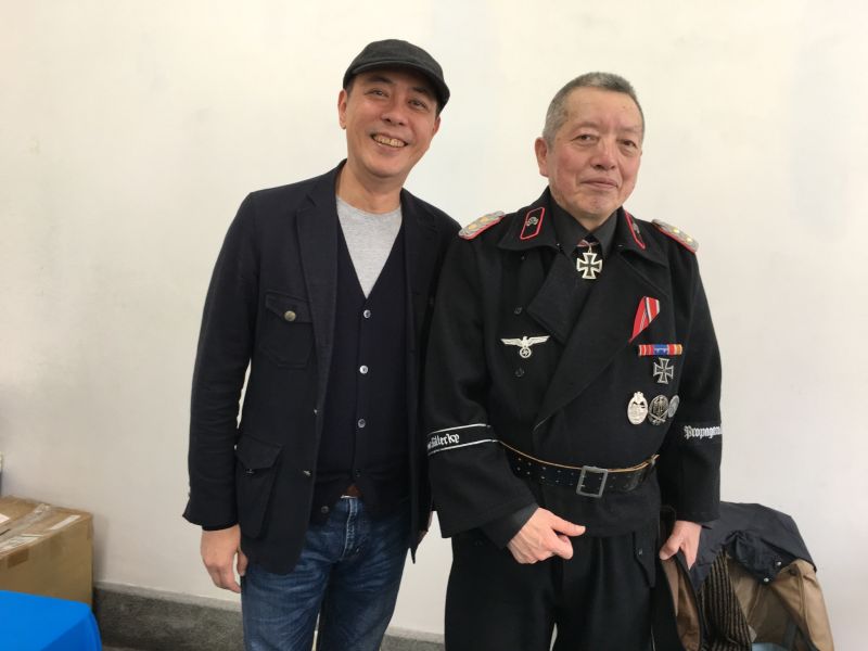 ▲20230119 王佐榮（左） 日本軍事漫畫家小林源文（右），兩人相識於2017年。（圖／王佐榮提供）