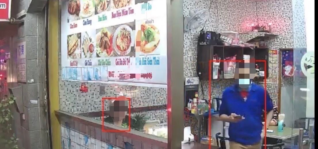 ▲現場簽賭六合彩賭客。（圖／移民署）