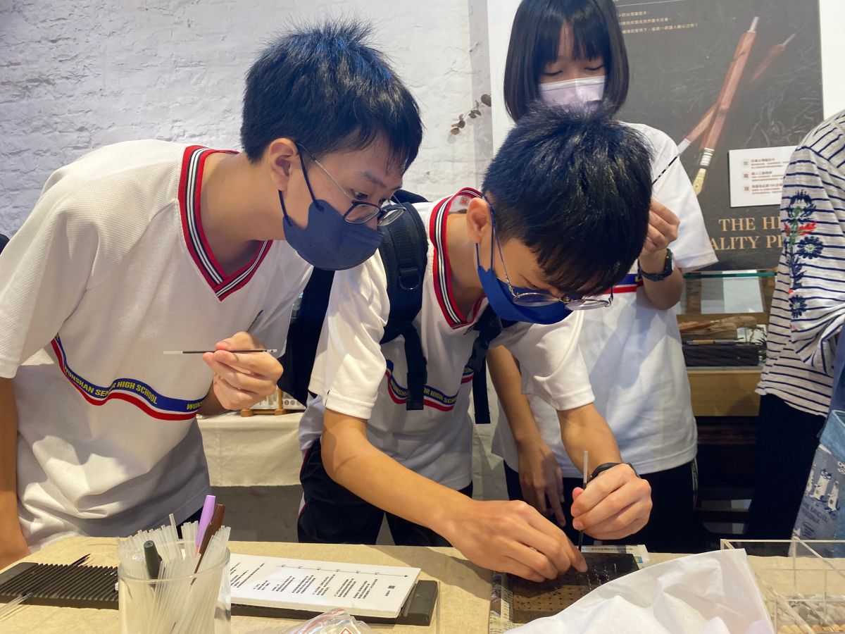 ▲青年局安排高雄市學生參訪文創企業學習鋼筆製作，了解高雄在地產業。（圖／高市府提供）