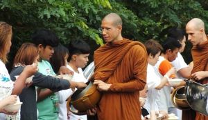 阿姜斯里潘諾遵循僧侶傳統,向外乞討食物。(圖/推特) ▲阿姜斯里潘諾遵循僧侶傳統,向外乞討食物。(圖/推特)