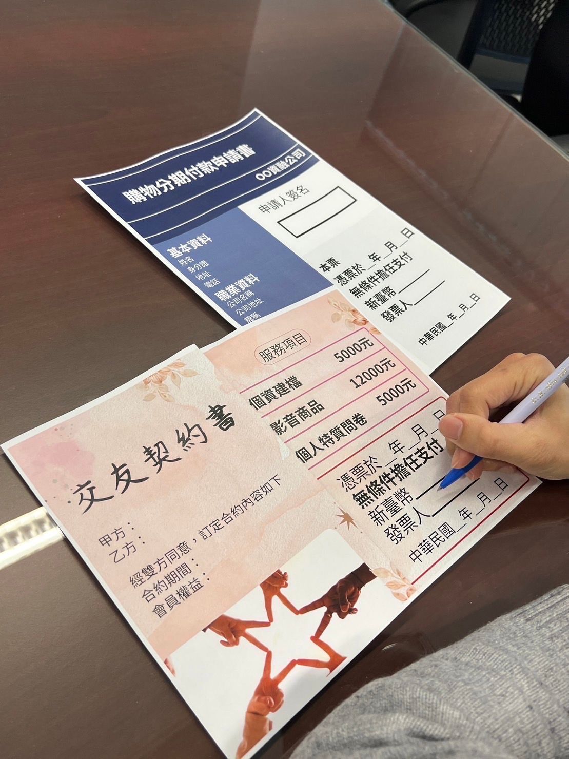 ▲中市法制局提醒，交友服務契約玄機多，消費者不知情簽立「本票」，有疑慮就應勇敢拒簽(圖／市政府提供2023.1.18)