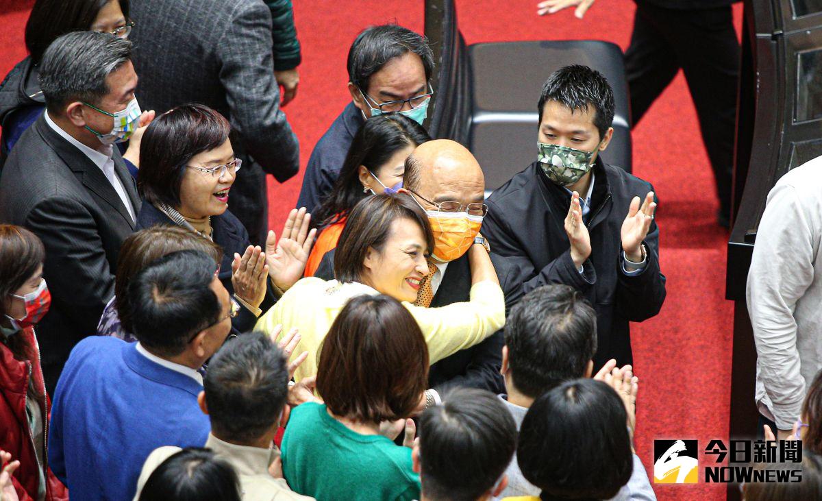 ▲立法院今日通過112年度中央政府總預算案，行政院長蘇貞昌前往立院致意，民進黨立委邱議瑩向前擁抱。（圖／記者葉政勳攝，2023.01.19）