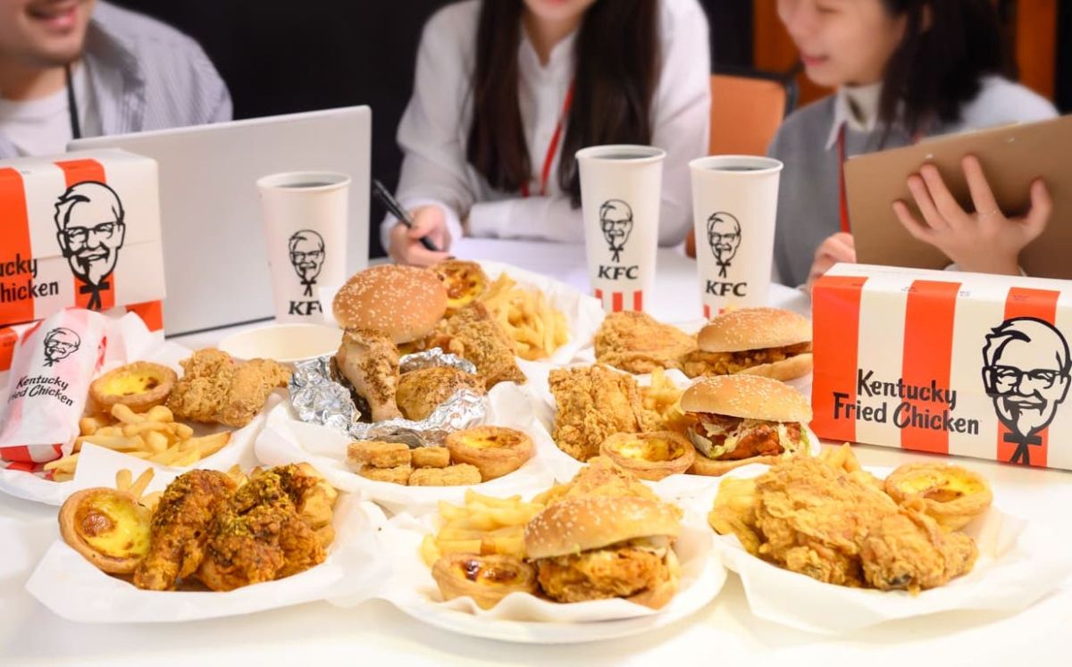 ▲肯德基年前最後一個工作天，發出過年連假後的開工優惠，除了香酥脆薯、玉米濃湯等5款人氣商品「買1送1」，其中上校雞塊更是買4送4！揪上同事一起團購滿額，還直接免費送雞塊或吮指嫩雞XL超豪肯餐，爽吃炸雞只要0元，太好康了吧。（圖／肯德基提供）
