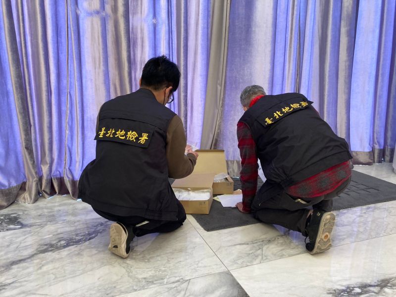 ▲北檢指揮調查局現場查扣相關公司帳冊文件(圖/最高檢察署提供)