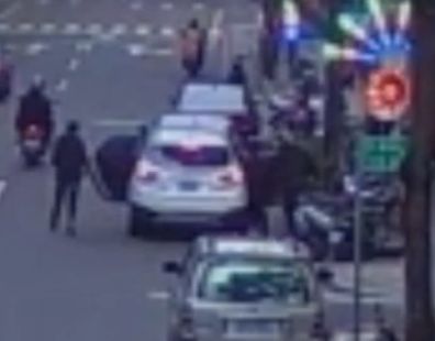 ▲一名顏姓男子（29歲）遭到5名惡煞當街毆打，並強押上車。（圖／翻攝畫面）