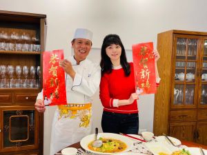 ▲立委高嘉瑜與總鋪師林明燦製作年菜。(圖/高嘉瑜辦公室提供) ▲立委高嘉瑜與總鋪師林明燦製作年菜。(圖/高嘉瑜辦公室提供)