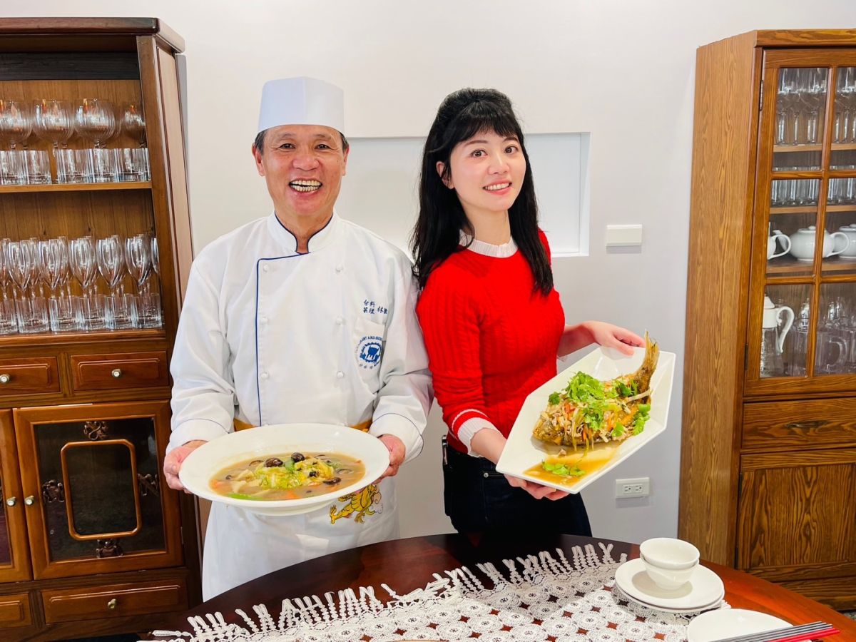 ▲立委高嘉瑜與總鋪師林明燦（左）製作年菜。（圖／高嘉瑜辦公室提供）