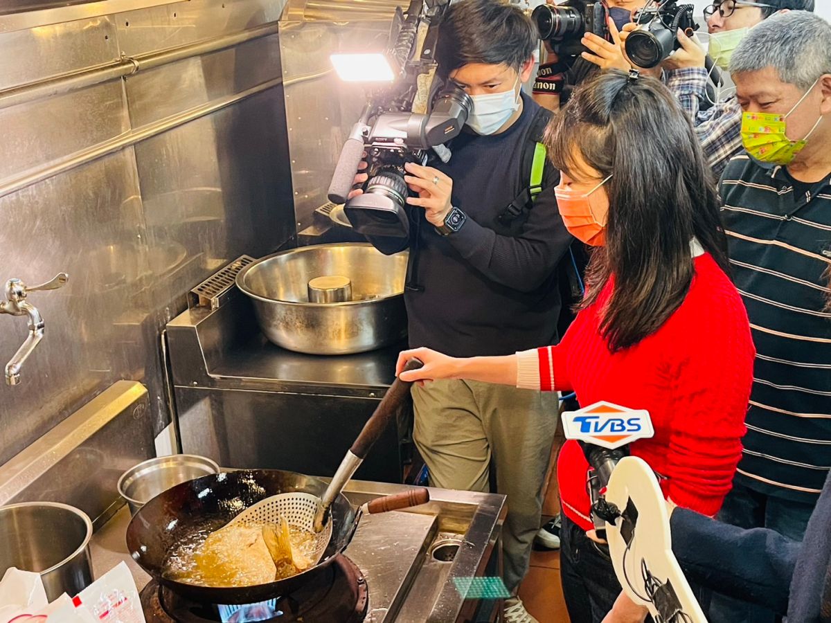 ▲過年期間免不了會有豐盛菜餚。圖為立委高嘉瑜示範烹煮年菜「五柳好呷魚」。（圖／高嘉瑜辦公室提供）