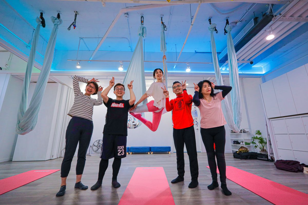 ▲平時忙碌於問政的國民黨立委洪孟楷、李貴敏、吳怡玎、鄭正鈐等人，趁空檔時間一同體驗空中瑜珈課程。（圖／洪孟楷辦公室提供）